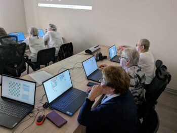 Klub Seniora w Dębowej Łące: zajęcia komputerowe.