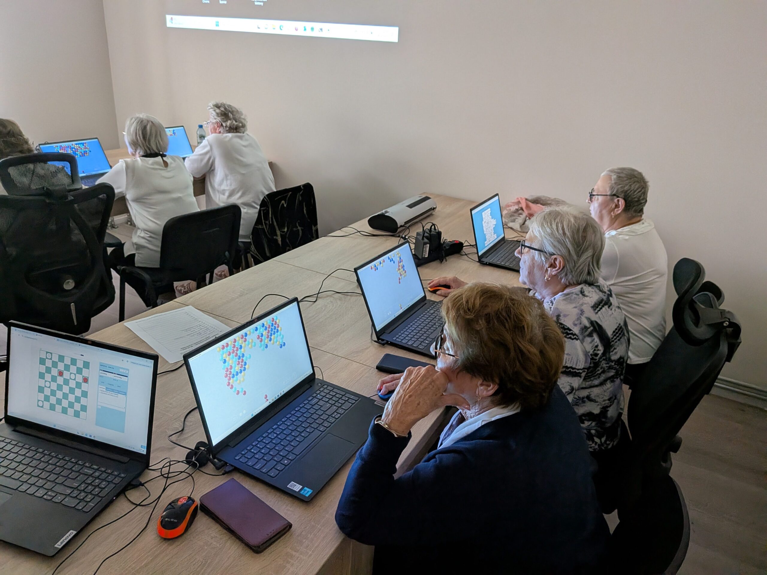 Klub Seniora w Dębowej Łące: zajęcia komputerowe.